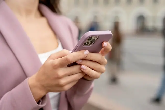 Žena s mobilom