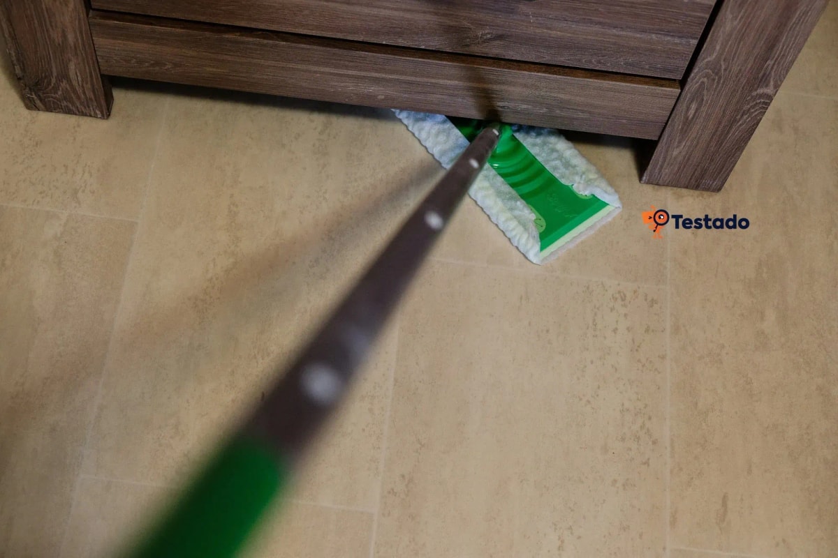 Swiffer-mop-pod-nabytkem