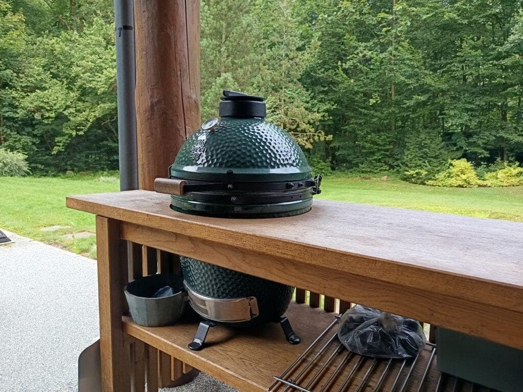 Big green egg na záhrade