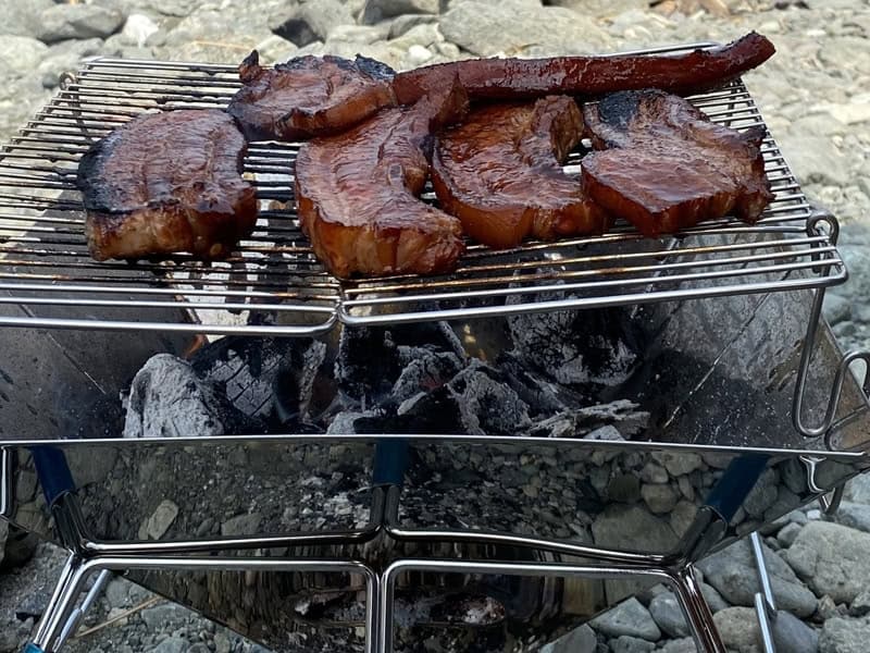 najlepší prenosný gril – grilovanie mäsa