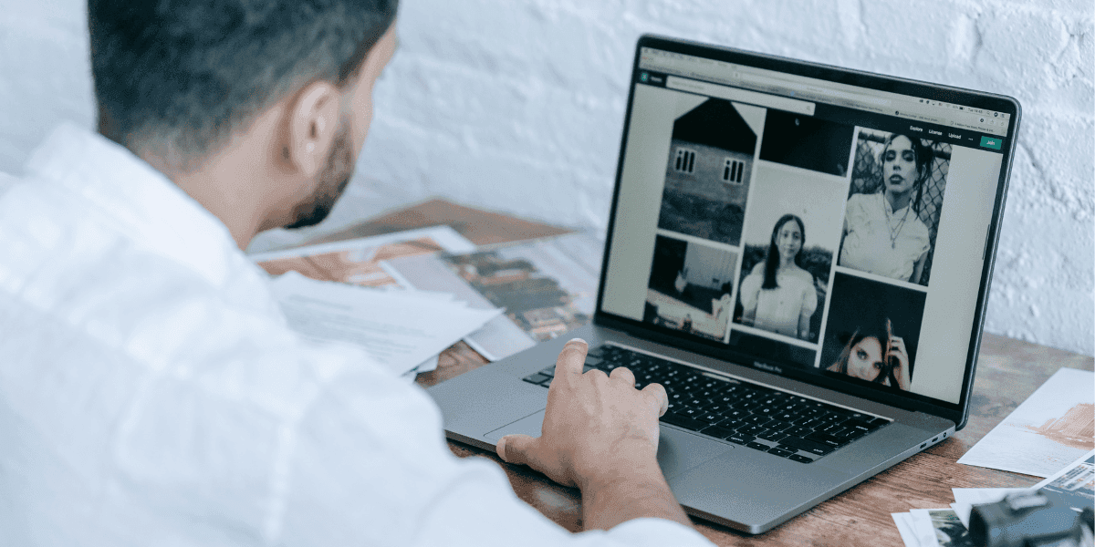 fotobanky online na počítači
