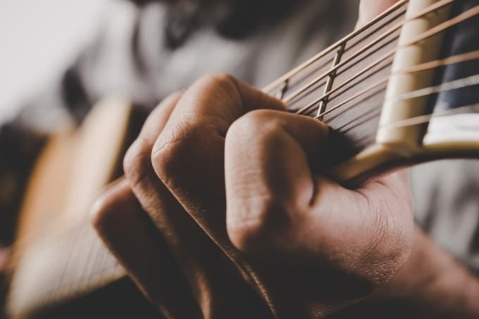 Hranie-na-kaustickej-gitare.jpg