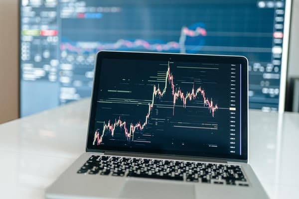 Ako zachovať chladnú hlavu pri súčasnej turbulencii - výkyvy a poklesy finančných trhov