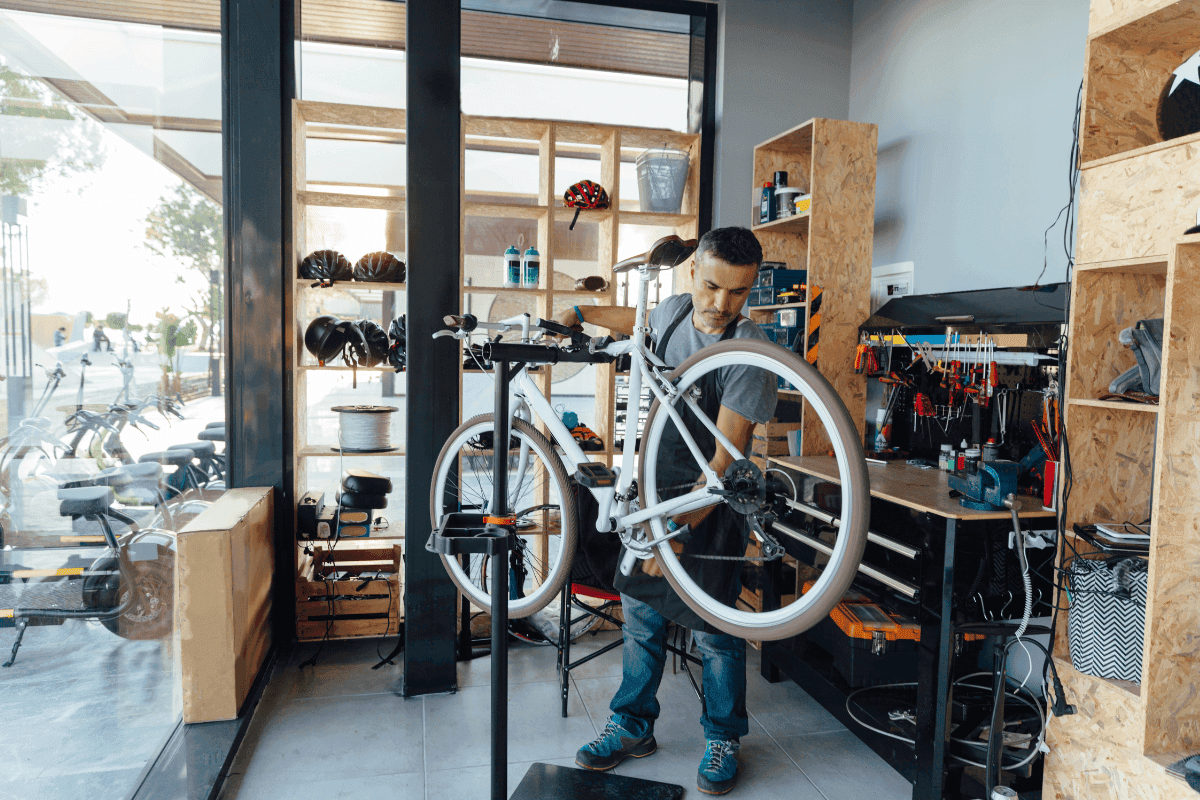 montazny stojan na bicykel biely