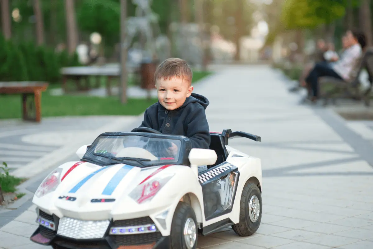 Najlepšie elektrické autá pre deti–biely športiak