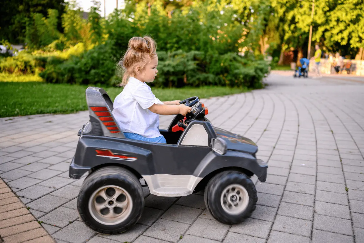 Najlepšie elektrické auto pre deti–dievčatko v parku
