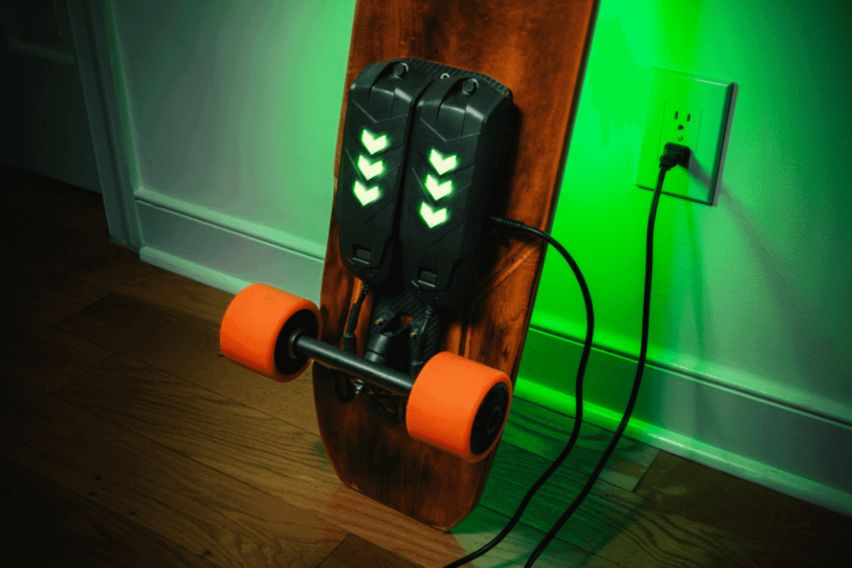 Najlepšie elektrické skateboardy a longboardy–nabíjanie