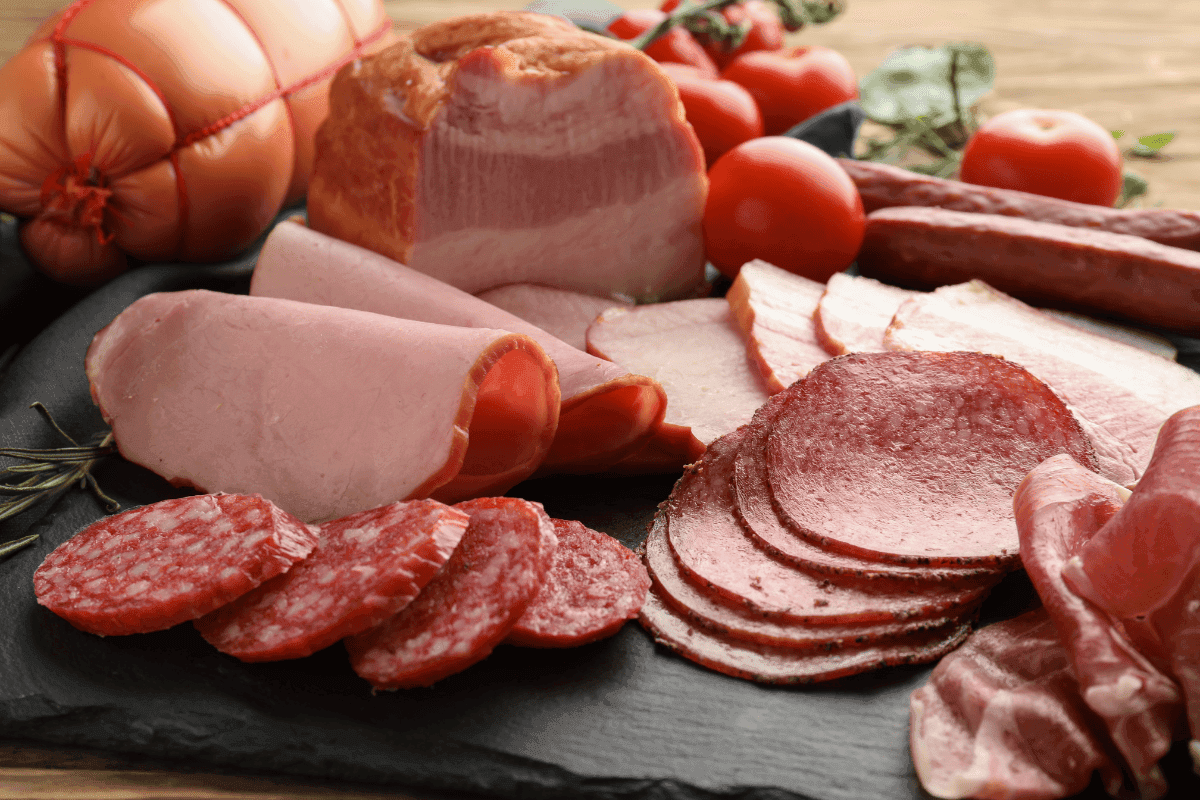 najlepšie krájače na chleba–tanier s krajanym jedlom