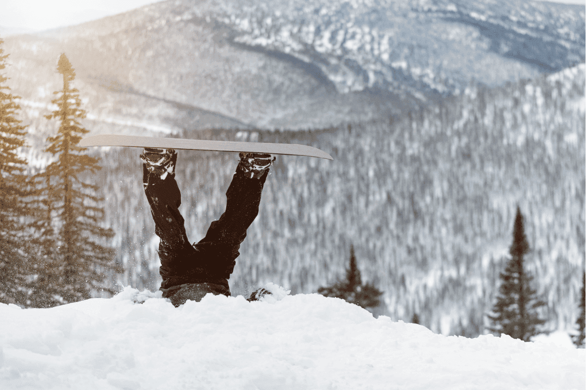 najlepšie snowboardy–snowboardista dole hlavou
