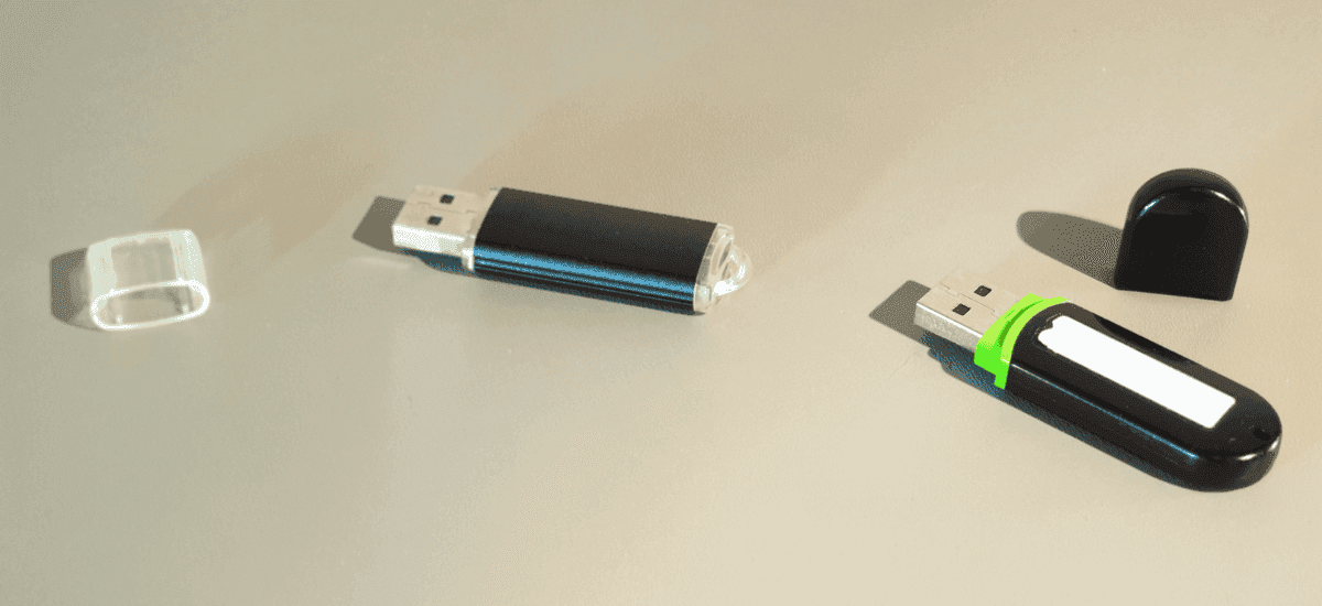 Najlepšie USB flash disky–na stole