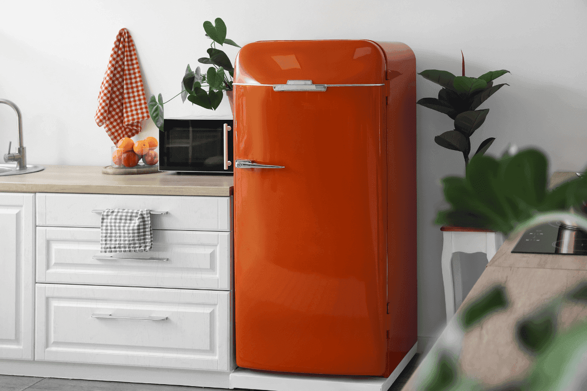 retro alebo original chladnicky – oranzova v kuchyni