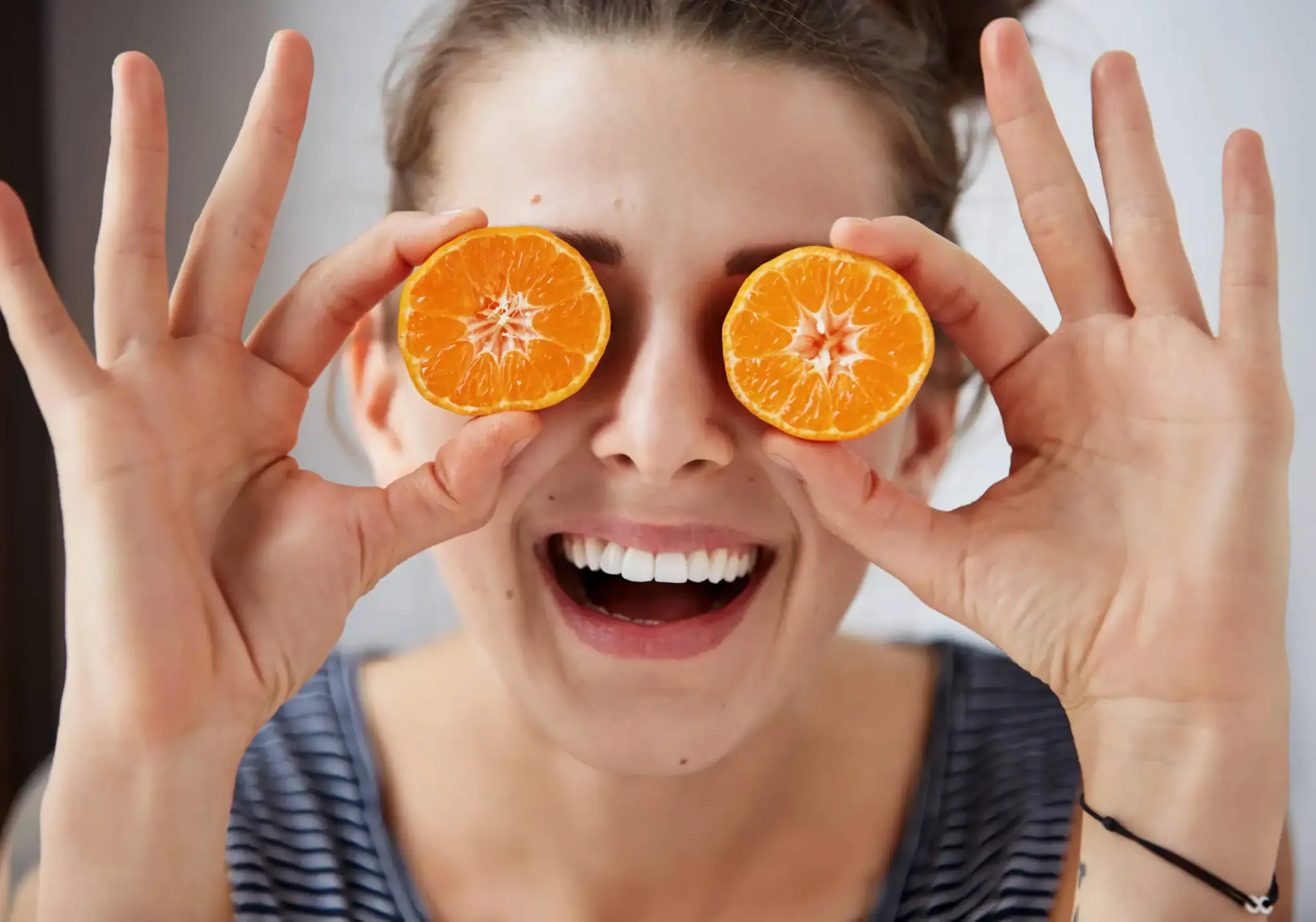 Vitamíny na oči - žena s pomarančmi