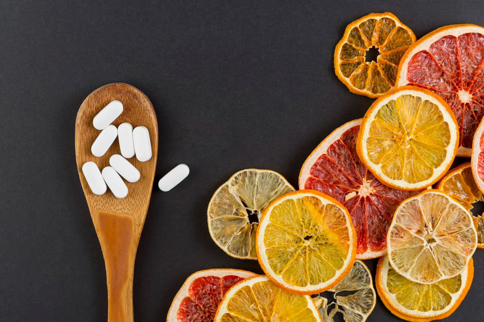Lipozomálny vitamín C - tablety a ovocie