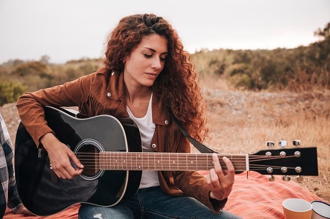 Zena-hra-na-akustickej-gitare.jpg