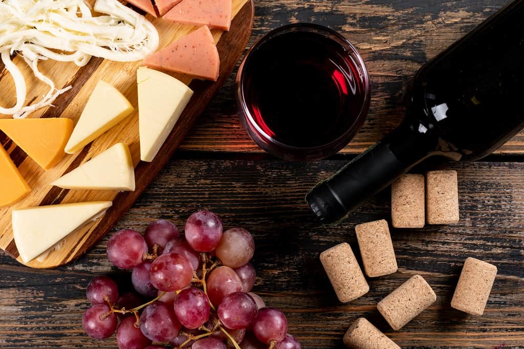 Fľaša vína so syrom a hroznom - chladnička na víno