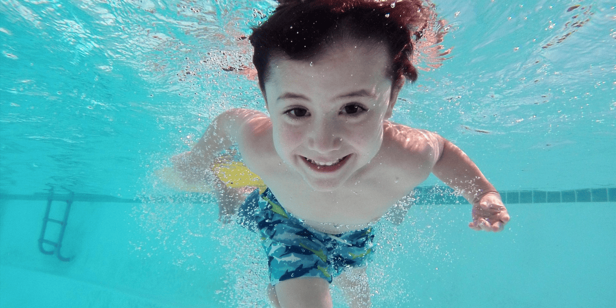 Najlepsie nadzemne bazeny v zahrade - chlapec plava